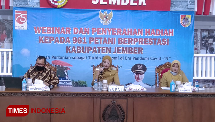 Pakar pertanian dan pakan dari Universitas Jember Prof Dr Yuli Witono (kiri) saat menjadi pembicara bersama Bupati Jember dr Faida dalam seminar pertanian di Aula PB Sudirman, Senin (24/8/2020). (FOTO: Dody Bayu Prasetyo/TIMES Indonesia)