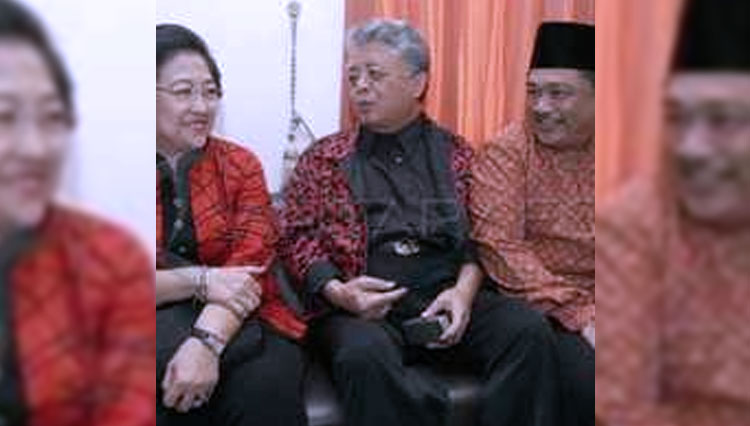 Ir Sutjipto, (tengah) penemu Konstruksi Jaring Laba-Laba saat bersama Ketua Umum PDI Perjuangan Megawati Soekarnoputri. (FOTO: Dok PDI Perjuangan)