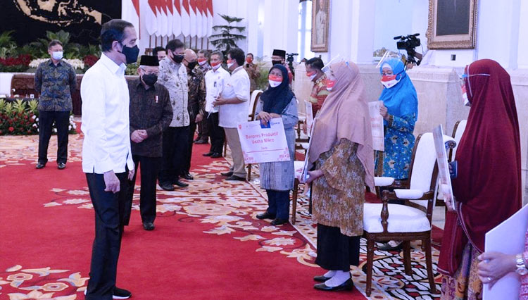 Presiden Jokowi saat memberikan Bantuan Presiden kepada Pelaku UMKM, Senin (24/8) di Istana Negara, Jakarta. (FOTO: instagram Jokowi)