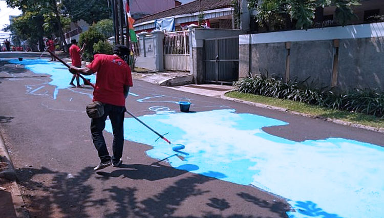 Komunitas Perupa Jakarta sedang melukis mural di Jalan Keuangan, Cilandak Barat, Jakarta Selatan. (Foto: selatan.jakarta.go.id)