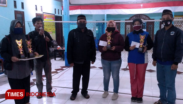 Peyerahan Trophy dan hadiah oleh Kepala Desa kepada sang juara Tunggal putra dan putri KADES CUP 2020. (FOTO: AJP TIMES Indonesia)
