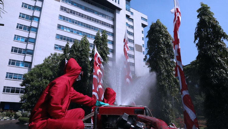 Petugas Penanggulangan Kebakaran dan Penyelamatan (Gulkarmat) Kota Administrasi Jakarta Utara melakukan penyemprotan disinfektan diwilayah kantor Walikota Jakarta Utara. (Foto: utara.jakarta.go.id)