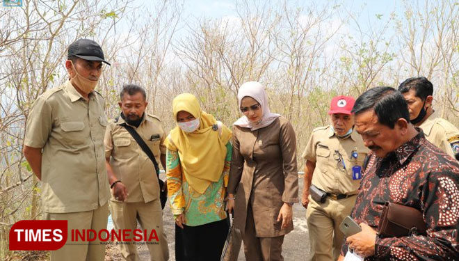Ketua Komisi A DPRD Sleman, Ani Martanti ketika meninjau jaringan PDAM Sleman di Desa Gayamharjo, Prambanan, Sleman, DIY. (FOTO: DPRD Sleman for TIMES Indonesia)