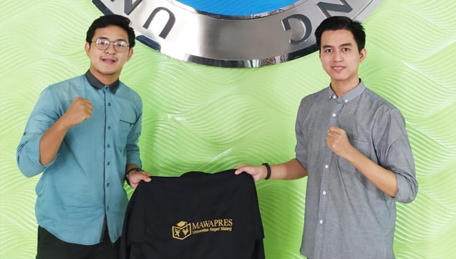 Austin Fascal (kanan) saat Sertijab (Serah Terima Jabatan) Mawapres Universitas Negeri Malang tahun 2020 di Rektorat UM. (foto; Dok UM)