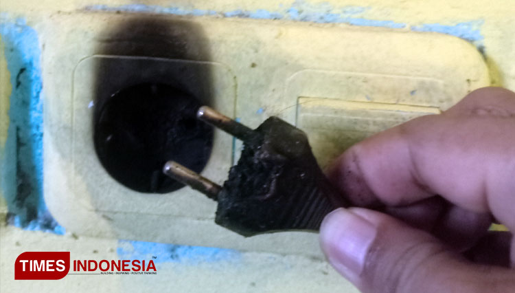 Kulkas-pelanggan-yang-rusak-terbakar-2.jpg