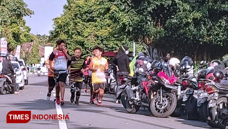 Warga ketika jogging di jalan raya dan membayakan keselamatan. Maket rencana Jogging Track (foto bawah). (FOTO: Fajar Rianto/TIMES Indonesia)