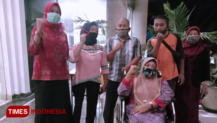 Warga binaan Dinsos Jatim, Ngatini (memakai kursi roda), bersama warga binaan lainnya di Kota Malang. (Foto: Naufal Ardiansyah/TIMES Indonesia)