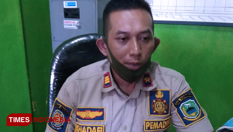 Kepala UPT Damkar Kabupaten Kuningan, Khadafi bersama Petugas melakukan penyemprotan di Lingkungan RSUD45. (FOTO: UPT Damkar Kuningan For TIMES Indonesia) 