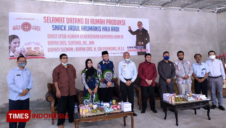 Suasana foto bersama Dirut LPDB-KUMKM, Supomo (kelima dari kanan) Bupati Sleman, Sri Purnomo (keempat dari kiri) dan Owner Arummanis bersama Isteri di halaman rumah H. Ardi Berbah, Sleman (FOTO: Ahmad Tulung/TIMES Indonesia)