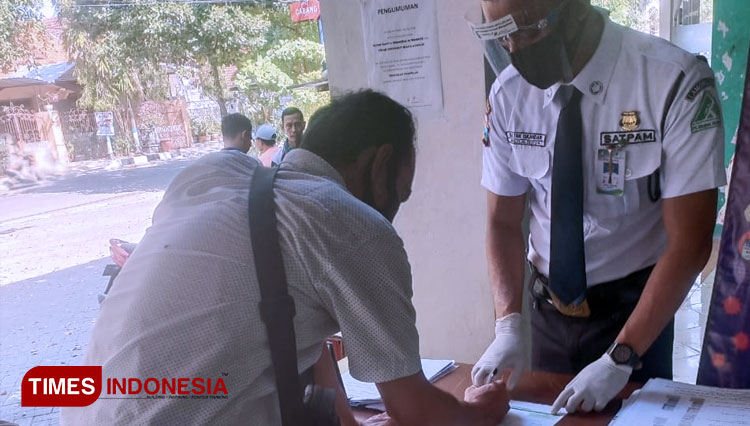 Pekerja yang mendaftar BPJS Ketenagakerjaan, Lamongan, Rabu, (26/8/2020). (FOTO: Moch Nuril Huda/TIMES Indonesia)