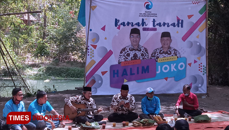 Pasangan AHM-JP menunjukan kebolehannya bermain musik dan bernyanyi saat ramah tamah dengan kader Partai Gelora Bantul. (Foto: Totok Hidayat/TIMES Indonesia)