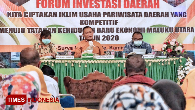 Kadis Pariwisata Tahmid Wahab (kemeja kuning) saat memaparkan materi. (Foto: Wahyudi Yahya/TIMES Indonesia)