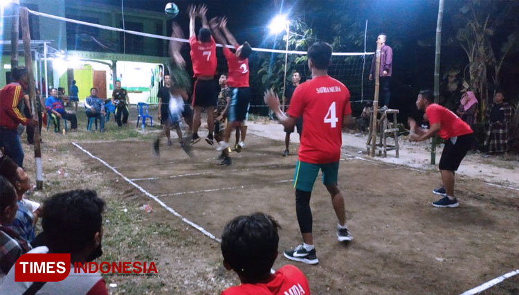 PAC GP Ansor Sukorejo Ponorogo menggelar kompetisi bola voli di halaman kantor MWCNU Sukorejo. (FOTO: Khoirul Nizam Muhammad/ TIMES Indonesia) 