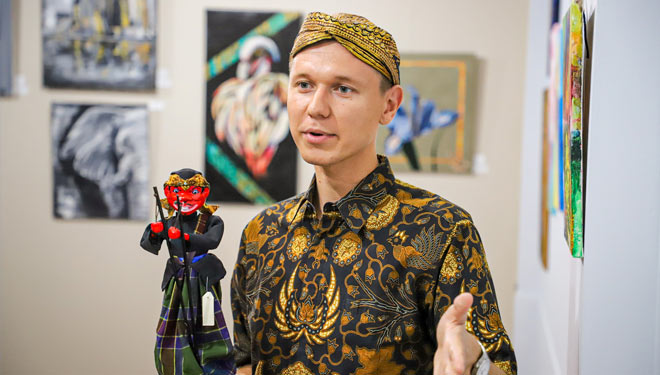 Lukisan Wayang Bernuansa Batik Karya Volodymyr Kyrychenko Lukisan Wayang Bernuansa Batik Karya Volodymyr Kyrychenko