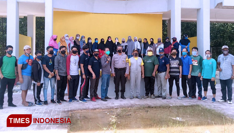 Camat Bontang selatan bersama staf kecamatan dan kelurahan Berbas Pantai usai bersih bersih(Foto: Kusnadi/TIMES Indonesia)