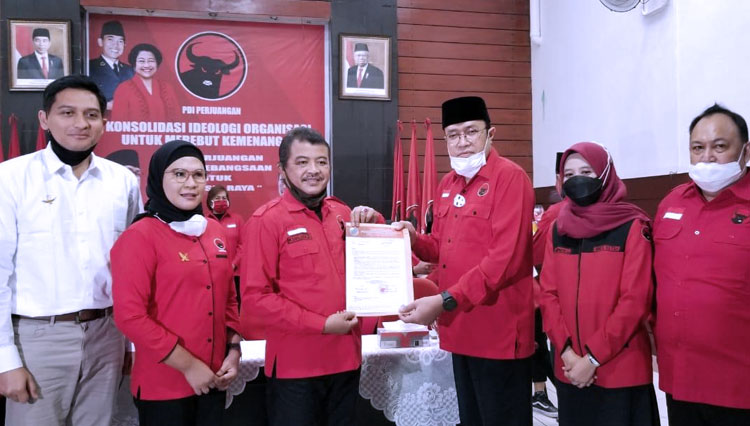 Pasangan calon Nina Agustina Dai Bachtiar dan Lucky Hakim yang mendapatkan rekomendasi dari DPP PDIP.(Foto: PDIP Indramayu)