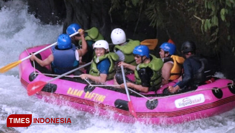 Pecinta Rafting sedang menjajal rafting ranau (Foto : Iin for TIMES Indonesia)