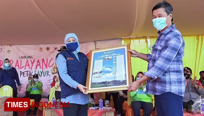 Prosesi peresmian wisata paralayang dan argowisata petik sayur di Trawas Mojokerto. (Foto: Jawapos Radar Mojokerto)