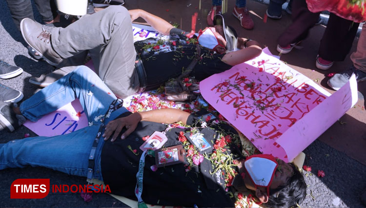 Aksi solidaritas tabur bunga IJTI Surabaya kecam tindak premanisme terhadap jurnalis Ardy Yohaba, Sabtu (29/8/2020). (FOTO: Lely Yuana/TIMES Indonesia)