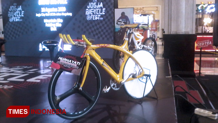 A historical bike that has been used in SEA Games 1997 by Indonesian athletes displayed on Jogja Bycle Fest 2020 in Jakarta. (PHOTO: Hendro S.B/TIMES Indonesia)