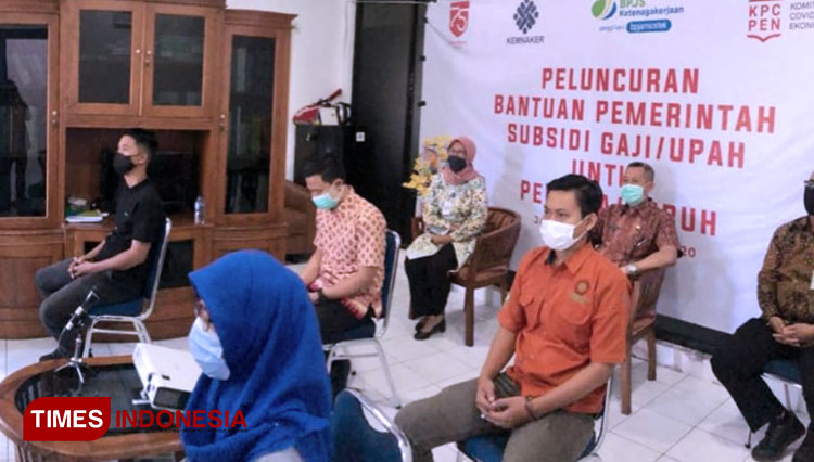 Suasanan Pelunsuran BSU BPJAMSOSTEK Banyuwangi. (Foto: Syamsul Arifin/TIMES Indonesia)