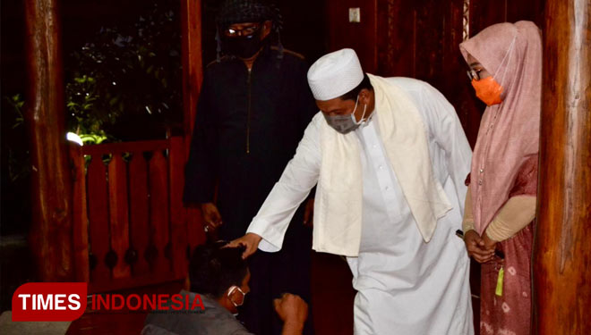 Calon Wakil Wali Kota Mataram TGH Abdul Manan saat mengobati masyarakat yang mengalami gangguan secara supranatural.(Foto: Tim Selly-Manan)