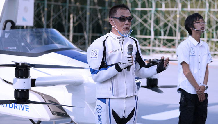 Toshiro Ando, ​​chief engineer dan pilot uji untuk SkyDrive Inc., berbicara kepada media selama demonstrasi mobil terbang SD-03 di Toyota Test Field di Toyota, Prefektur Aichi dan Mobil terbang SD-03. (FOTO: The Japan Times/| BLOOMBERG)