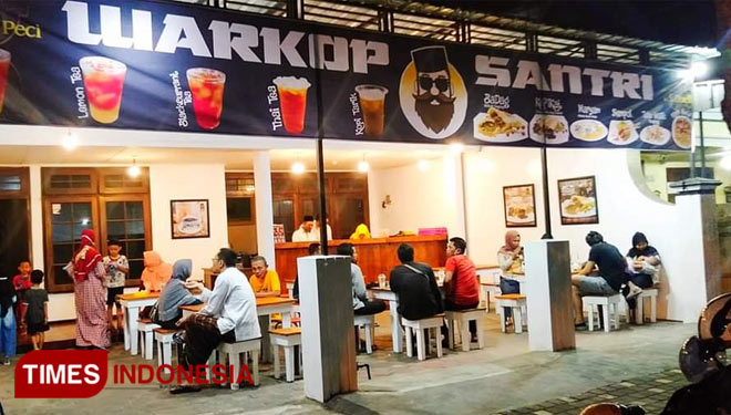 Suasana Warkop Santri di malam hari (Foto: Zaenal Arifin/TIMES Indonesia)