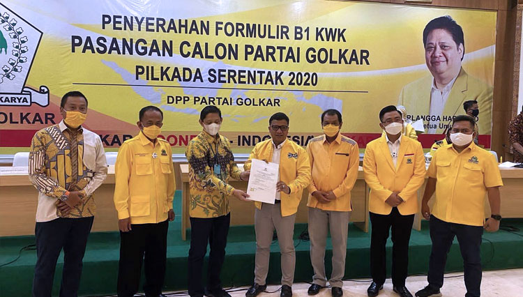 Penyerahan Surat Keputusan DPP Partai Golkar kepada Calon Bupati dan Wakil Bupati Indramayu psangan Daniel Muttaqin Syafiuddin-Taufik Hidayat. (FOTO: Facebook.com)