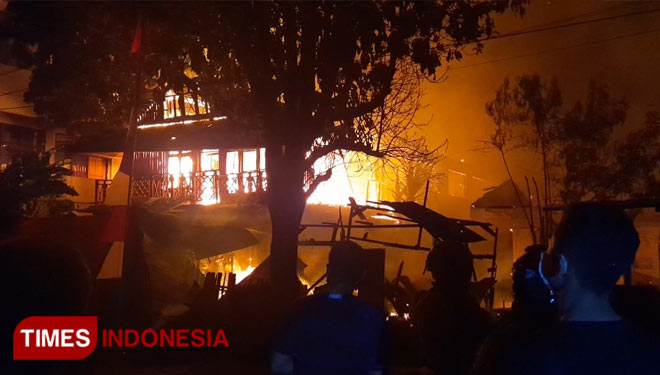 Gedung Sekolah Tinggi Ilmu Sosial dan Ilmu Politik (Stisipol) Panca Bhakti dan 7 rumah di Kota Palu ludes dilalap si jago merah, Senin malam, (31/8/2020). (FOTO: Sarifah Latowa/ TIMES Indonesia)