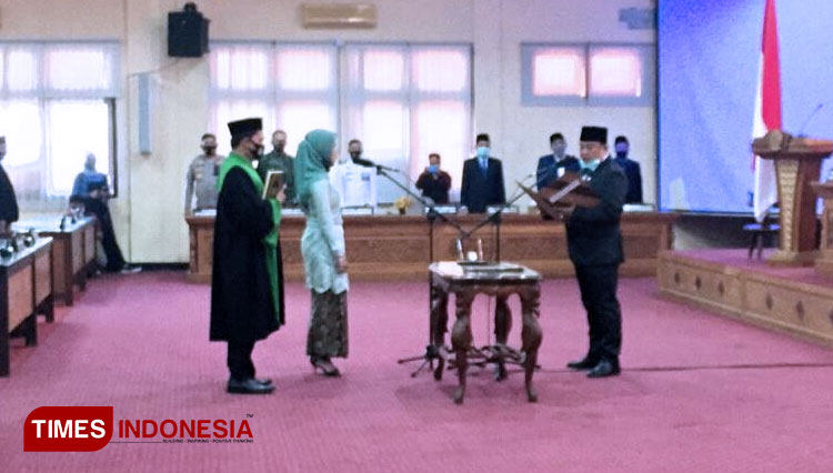 Pelantikan dan pengambilan sumpah dr. Misbahul Wathoniyah sebagai anggota PAW dari PKS di gedung DPRD Bangkalan. (FOTO: Doni Heriyanto/TIMES Indonesia)