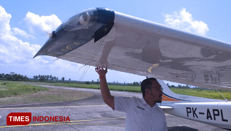Pegawai penerbangan menunjukkan bagian sayap pesawat. (FOTO: Agung Sedana/ TIMES Indonesia)