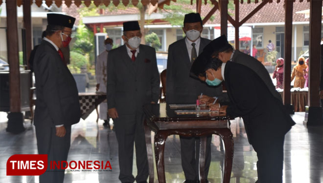 Bupati Banyumas Achmad Husein, melantik dan mengambil sumpat janji 20 pejabat di lingkungan Pemerintah Kabupaten Banyumas Selasa (01/09/2020) di Pendopo Sipanji.(FOTO : Parsito For TIMES Indonesia)