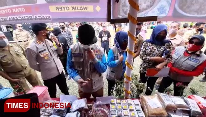 Erna Husein, ketua tim penggerak PKK Kabupaten Banyumas saat meninjau festival jajanan tradisional berbahan baku ketela di Lumbir. ( FOTO : Kusworo For TIMES Indonesia)