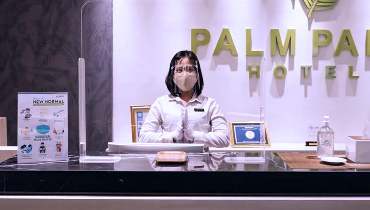 Hotel team continue to work on implementing the new proper safety and hygiene standard as is required by the government. (Foto: Doc. PP Hospitality)