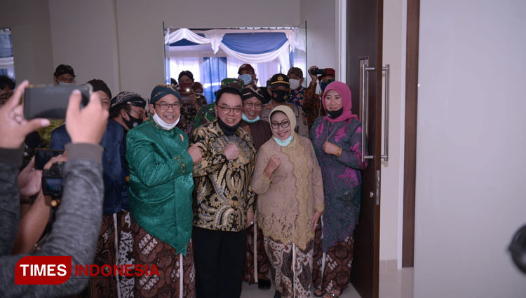 Bupati Badingah bersama Rektor UNY Sutrisna Wibawa ketika melihat gedung vokasi UNY di Gunungkidul. (FOTO: Edy Setyawan/TIMES Indonesia)