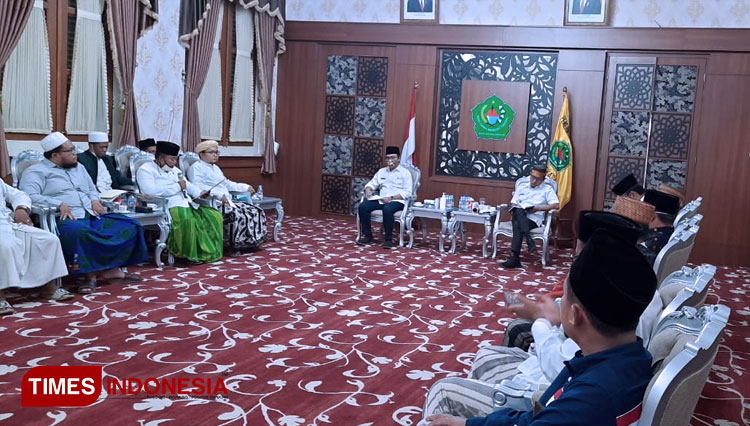 Himpunan Lora Madura (Hilma) saat gelar audensi soal Pembangunan di ruang peringgitan dalam Pendapa Ronggosukowati Pamekasan. (FOTO: Akhmad Syafi'i/TIMES Indonesia)