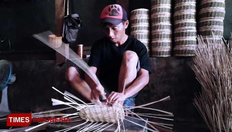 Perajin sedang menganyam rotan di Ilham Galery untuk membuat keranjang hantaran, Sabtu, (8/82020). (foto: Siti Shofi Ima/TIMES Indonesia)