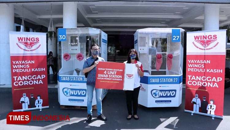 Pemeberian bantuan Swab Station dari PT Wings Surya untuk Pemerintah Kota Surabaya, Rabu (2/9/2020). (Foto : PT Wings Surya untuk TIMES Indonesia)