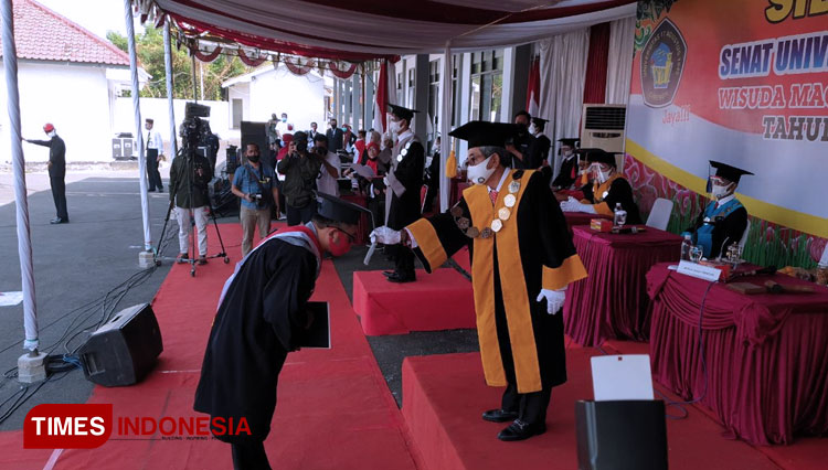 Rektor universitas 17 Agustus 1945 Cirebon memindahkan tali kucir mahasiswa (Foto: Dok. humas universitas 17 Agustus 1945)