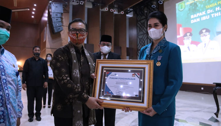 Penyerahan penghargaan oleh BKKBN (Foto: TP PKK Muba)