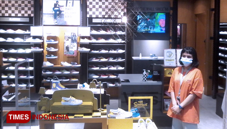 Suasana tenant The Simpsons x Vans yang ada di Ambarrukmo Plaza Yogyakarta. (FOTO: Hendro S.B/TIMES Indonesia)