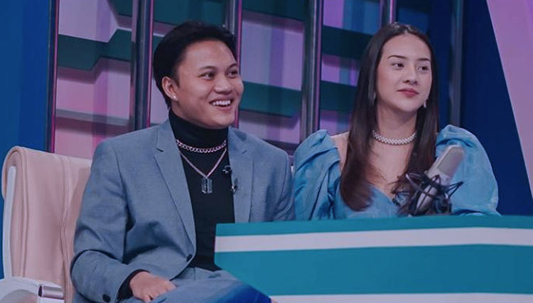 Artis Selebgram dan YouTuber cantik, Anya Geraldine saat mendampingi Rizky Febian dalam sebuah acara televisi (foto: Instagram/Anya Geraldine)