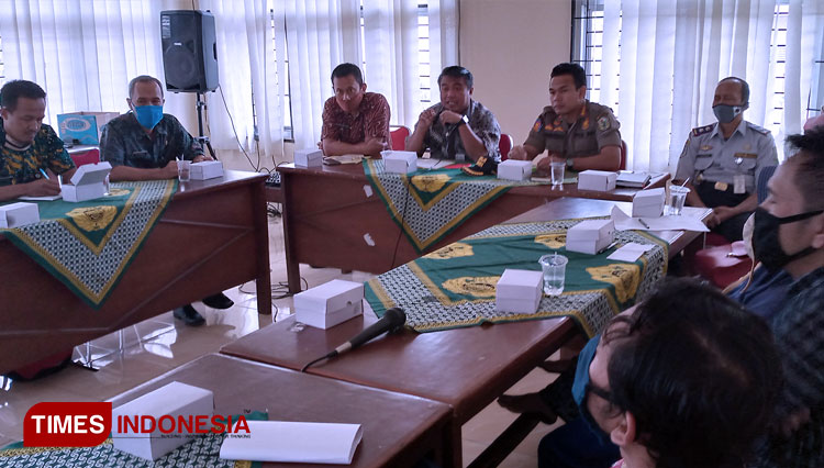 Kepala Disperindagkop UKM Banjarnegara, Joi Setiawan dan Kasatpol PP, Esty Widodo, BPPKAD dan Dishub Banjarnegara melakukan sosialisasi penataan pedagang pagi. (FOTO: Muchlas Hamidi/TIMES Indonesia)