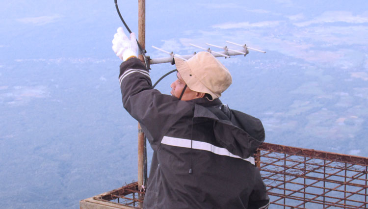 Para pendaki diminta untuk tidak mendekati kawah Dempo, apalagi menaiki alat pemancar seismometer di bibir kawah Merapi-Dempo (Foto: Pos Pemantau Gunung Api Dempo)