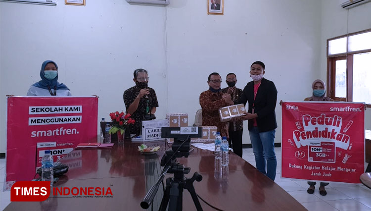 Smartfren memperkenalkan program peduli pendidikan bersama perwakilan dari sekolah (FOTO: Smartfren for TIMES Indonesia)