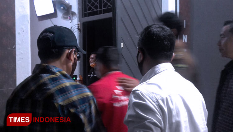 Tersangka dimasukkan ke Lapas Kelas II Cilacap, Kajari Cilacap Timotius Tri Ari Mulyanto langsung gelar jumpa pers penangkapan tersangka Paulus Andriyanto. (FOTO: Estanto Prima Yuniarto/TIMES Indonesia)