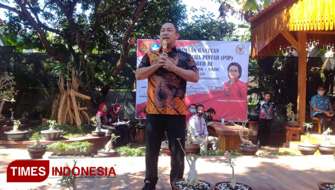 Wakil Ketua Komisi X DPR RI, Agustina Wilujeng Pramestuti memberi sambutan saat pembagian PIP. (Mushonifin)