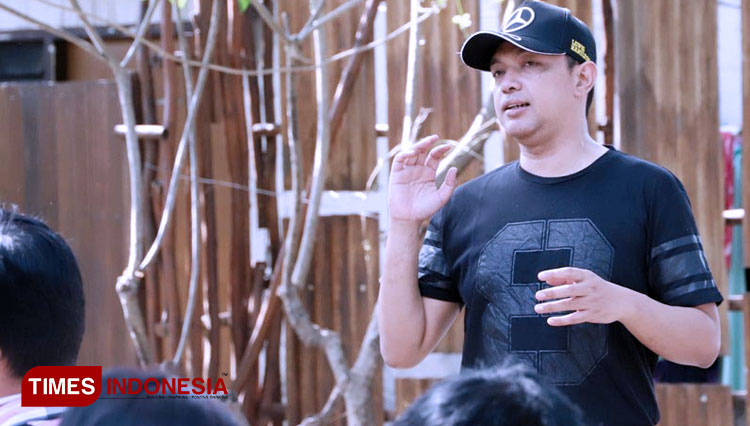 Gus Hans bersama para relawan saat acara tasyakuran, Kamis (3/9/2020) petang. (FOTO: Lely Yuana/TIMES Indonesia)