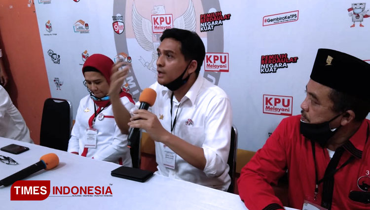 Lucky Hakim saat jumpa pers usai pendaftaran di KPU Indramayu. (Foto: Muhamad Jupri/TIMES Indonesia)